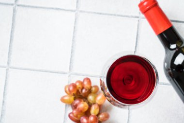 Kırmızı şarap, bir bardak şarap, şişe ve krep. Kopyalama alanı olan üst görünüm.