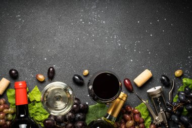 Siyah arka planda kırmızı ve beyaz şarap. Şarap bardakları, şişeler ve taze krep. Kopyalama alanı olan üst görünüm.