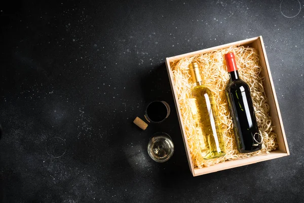 Red White Wine Wooden Box Black Background Top View Copy — Stock Photo, Image