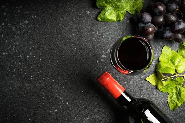 Red Wine Black Background Glass Wine Bottle Fresh Crape Top — Stock Photo, Image