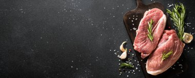 Tavuk fileto, arka planda baharatlı çiğ tavuk göğsü. Uzun pankart biçimi.