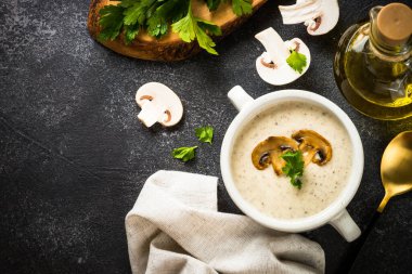 Koyu taş masada mantar çorbası. Sıcak sonbahar yemeği, kremalı çorba..