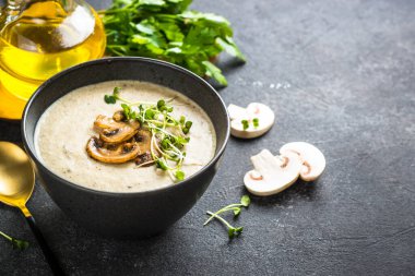 Koyu taş masada mantar çorbası. Sağlıklı vejetaryen yemeği. Sonbahar çorbası.