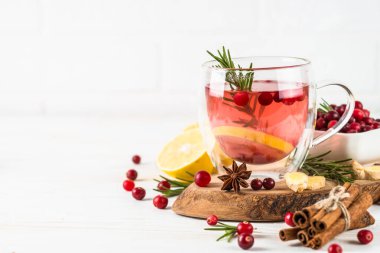 Limonlu yabanmersini çayı ve cam bardakta biberiye. Sağlıklı sıcak vitamin içeceği.