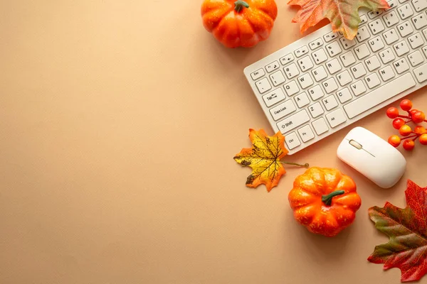 Jesienna Przestrzeń Biurowa Jesienne Płaskie Tło Klawiatura Laptop Jesienną Tkaniną — Zdjęcie stockowe