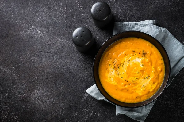 Zencefil ve kremalı kabak çorbası püresi. Siyah taş masadaki en üst görüntü.