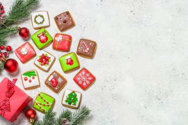 Noel süslü zencefilli kurabiyeler. Noel tatili için yaratıcı el yapımı bir hediye. En üst görüntü.