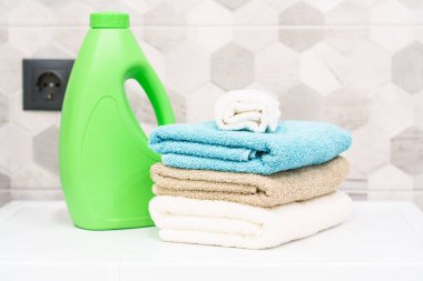 Banyo havlusu ve deterjan yığını. Çamaşırhanede ya da banyoda temiz havlu var..