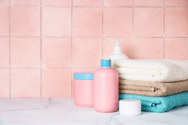 Temiz havlular ve kozmetik ürünler banyoda..