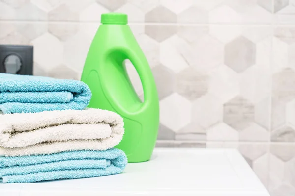 Pilha Toalhas Banho Detergente Toalhas Limpas Lavanderia Banheiro — Fotografia de Stock