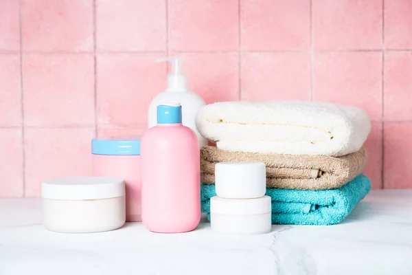 浴室里干净的毛巾和化妆品 — 图库照片
