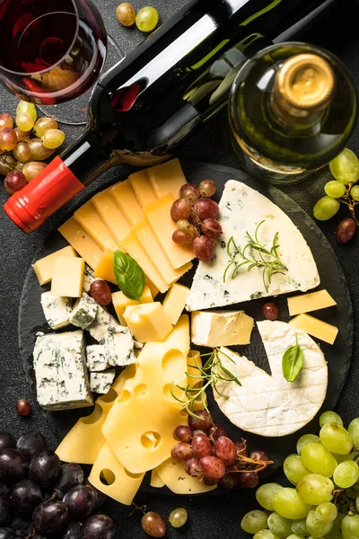 芝士盘 底板上有手工乳酪 底板上有红葡萄酒 顶部视图 — 图库照片