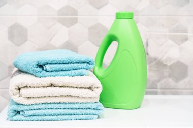 Banyo havlusu ve deterjan yığını. Çamaşırhanede ya da banyoda temiz havlu var..
