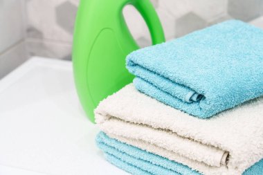 Banyo havlusu ve deterjan yığını. Çamaşırhanede ya da banyoda temiz havlu var..