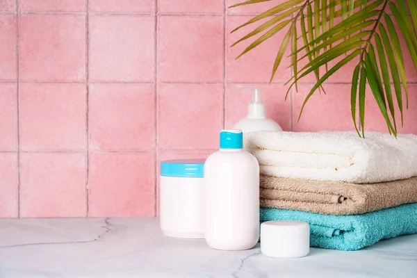 Schone Handdoeken Cosmetische Producten Badkamer — Stockfoto