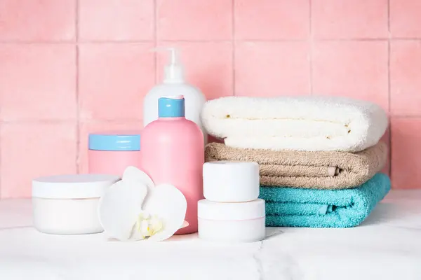 Czyste Ręczniki Produkty Kosmetyczne Łazience — Zdjęcie stockowe