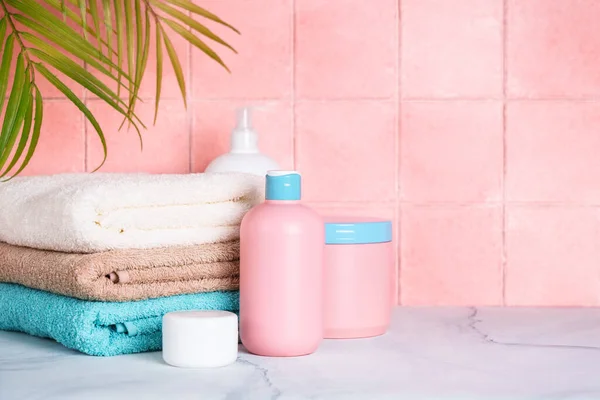 Saubere Handtücher Und Kosmetikprodukte Badezimmer Rosa Farben — Stockfoto