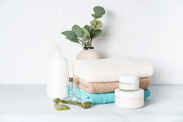 Produtos Beleza Cosméticos Naturais Toalhas Limpas Banheiro Tratamento Spa Produtos — Fotografia de Stock