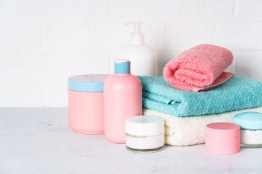 Kozmetik ürünler ve temiz havlular banyoda. Spa tedavisi ve güzellik.