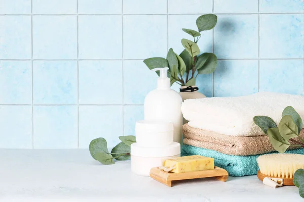 Badkamer Met Cosmetische Producten Schone Handdoeken Gezonde Levensstijl Ontspanning Huidverzorging — Stockfoto