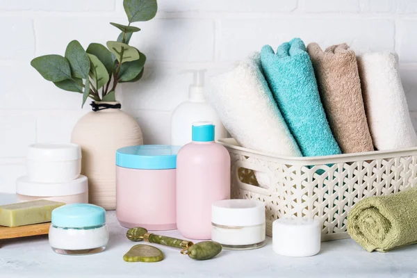 Kosmetyk Naturalny Kosmetyki Czyste Ręczniki Łazience Tło Leczenia Uzdrowiskowego — Zdjęcie stockowe