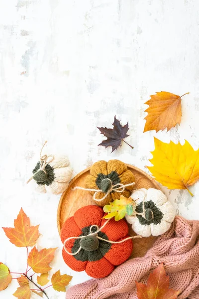 Podzimní Dekorace Stolů Řemeslné Pletené Dýně Bílém Ležel Podzimní Útulné — Stock fotografie