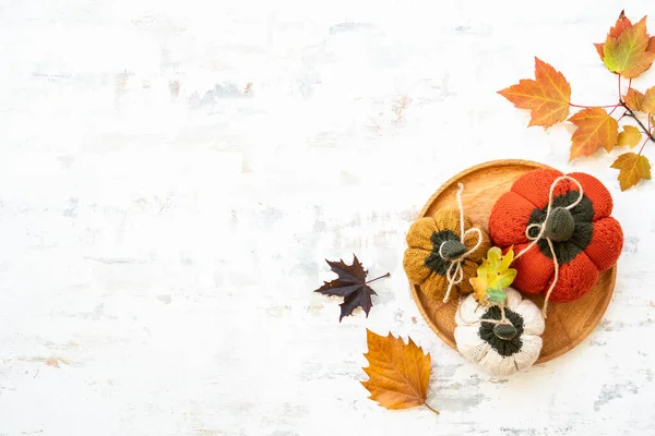 Podzimní Dekorace Stolů Řemeslné Pletené Dýně Bílém Ležel Podzimní Útulné — Stock fotografie
