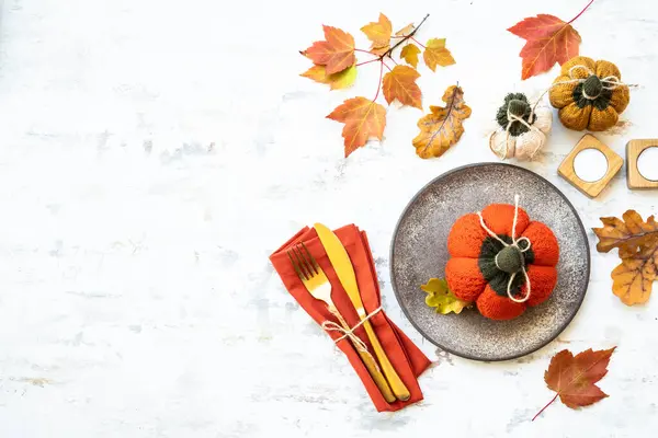 秋季餐桌设置 舒适的秋天装饰 手工盘和白色背景的金色餐具 — 图库照片