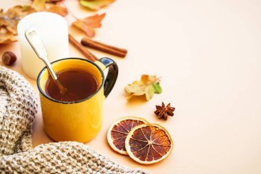 Sonbahar arkaplanı. Sıcak çay, baharatlar, portakal yaprakları ve ev dekoru..