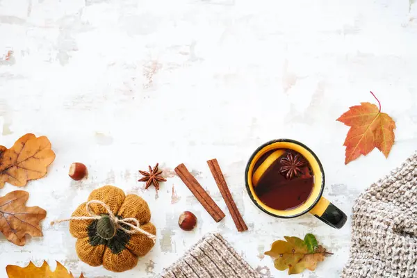 Útulné Podzimní Pozadí Bílém Šálek Kořeněného Čaje Teplého Svetru Podzimního — Stock fotografie
