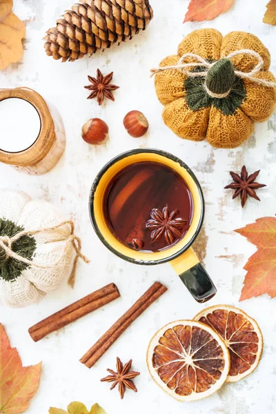 秋天的背景 舒服的秋天 白色的 一杯辛辣的茶 秋天的叶子 香料和装饰 有复制空间 — 图库照片