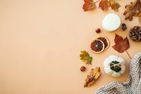 秋天平平的背景 温暖的针织毛衣 香料和家居装饰 — 图库照片