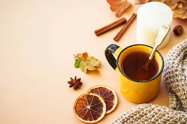 Podzimní Pozadí Horký Čaj Koření Pomerančové Listy Domácí Dekorace — Stock fotografie
