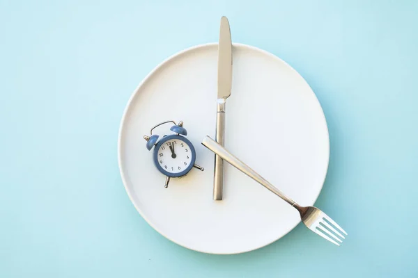 Intermittent Fasting Concept Healthy Eating Diet White Plate Cutlery Clock — Stock Photo, Image