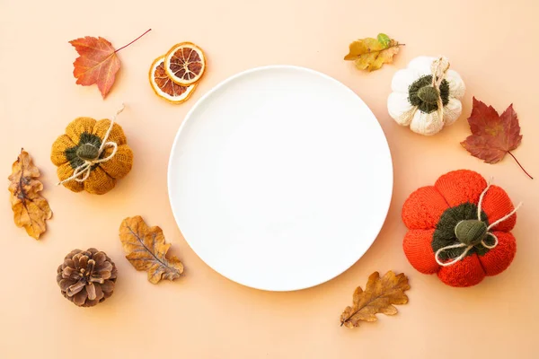 Φθινοπωρινό Φαγητό Τραπέζι Ευχαριστιών Λευκό Πιάτο Και Χρυσά Μαχαιροπίρουνα Διακοσμήσεις — Φωτογραφία Αρχείου