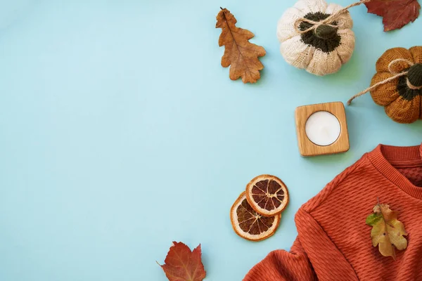 温暖的毛衣 秋天的叶子 蜡烛和蓝色背景的装饰 具有复制空间的平面布局图像 — 图库照片