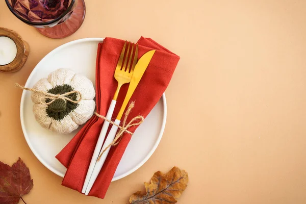 Φθινοπωρινό Φαγητό Λευκό Πιάτο Μαχαιροπήρουνα Και Φθινοπωρινές Διακοσμήσεις Επίπεδη Lay — Φωτογραφία Αρχείου