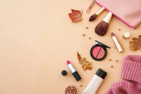Kosmetické Výrobky Látkou Doplňky Podzimním Pozadí Svetr Kosmetická Taška Líčidla — Stock fotografie