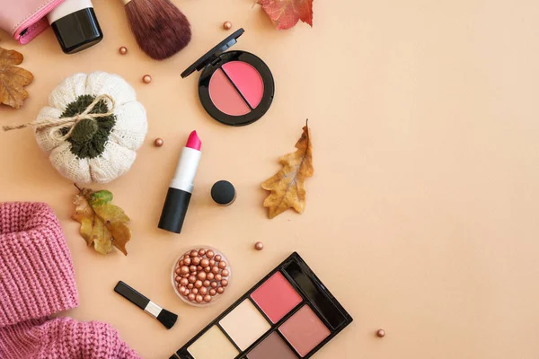 Látka Doplňky Barevném Pozadí Svetr Kosmetická Taška Líčidla Podzimními Listy — Stock fotografie