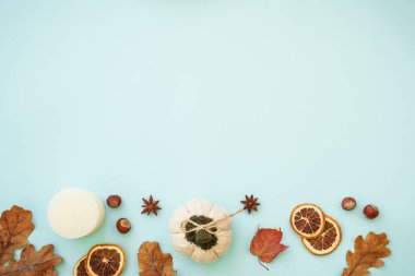 Sonbahar arkaplanı mavi. Kuru yapraklar, baharatlar ve dekorasyonlar. Kopyalama alanı olan düz resim..