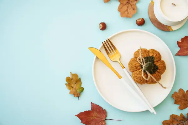 Herfst Voedsel Achtergrond Witte Borden Bestek Herfstdecoraties Vlakke Lay Met — Stockfoto