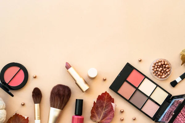 Makijaż Kosmetyki Pastelowym Tle Dekoracjami Jesiennymi Proszek Podkład Tusz Rzęs — Zdjęcie stockowe