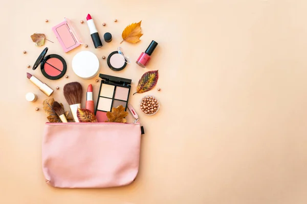 Saco Cosmético Com Produtos Beleza Maquiagem Folhas Outono Fundo Pastel — Fotografia de Stock
