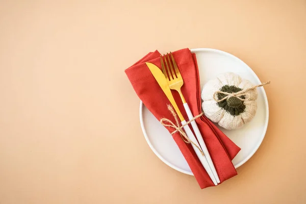 Λευκό Πιάτο Μαχαιροπήρουνα Και Φθινοπωρινές Διακοσμήσεις Άνω Όψη — Φωτογραφία Αρχείου