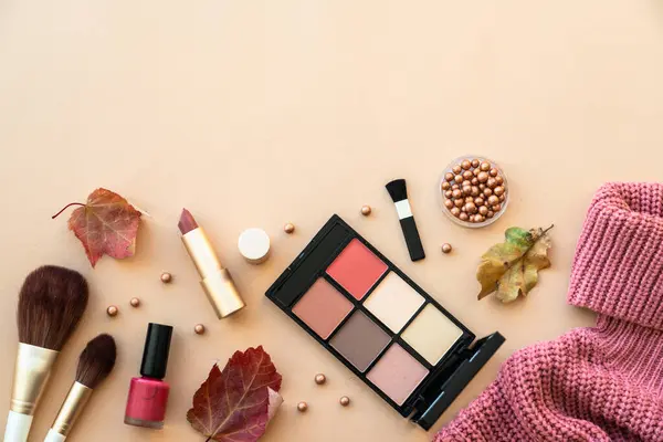 秋天的美丽背景 化妆产品 针织毛衣和秋天的叶子在粉刷的背景 平躺在床上 — 图库照片