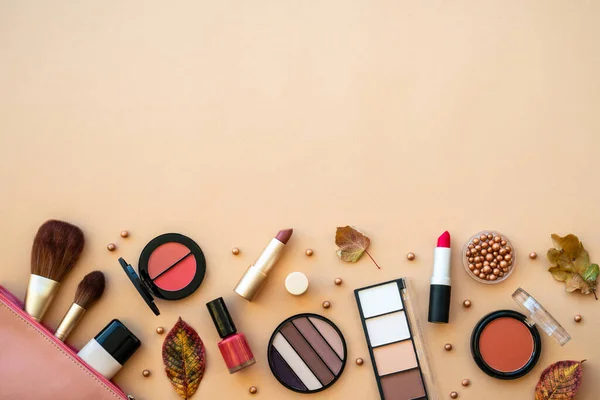 Make Kosmetické Výrobky Pastelové Pozadí Podzimní Dekorace Prášek Základ Řasenka — Stock fotografie