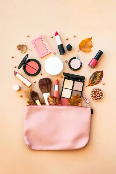 Fundo Beleza Outono Saco Cosmético Com Produtos Beleza Maquiagem Folhas — Fotografia de Stock