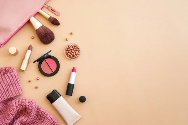 Kosmetiska Produkter Make Med Tyg Och Tillbehör Färg Bakgrund Platt — Stockfoto