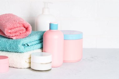 Kozmetik ürünler ve temiz havlular banyoda. Spa tedavisi ve güzellik.