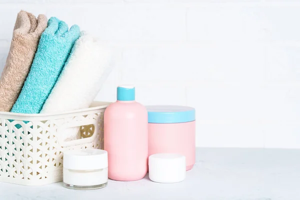 Productos Cosméticos Toallas Limpias Baño Tratamiento Spa Belleza — Foto de Stock